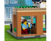 LEGO City 60398 Domek rodzinny i samochód elektryczny - 1144463 - zdjęcie 11